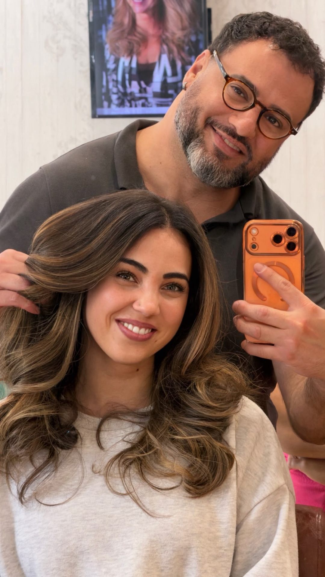 Morena iluminada com brilho